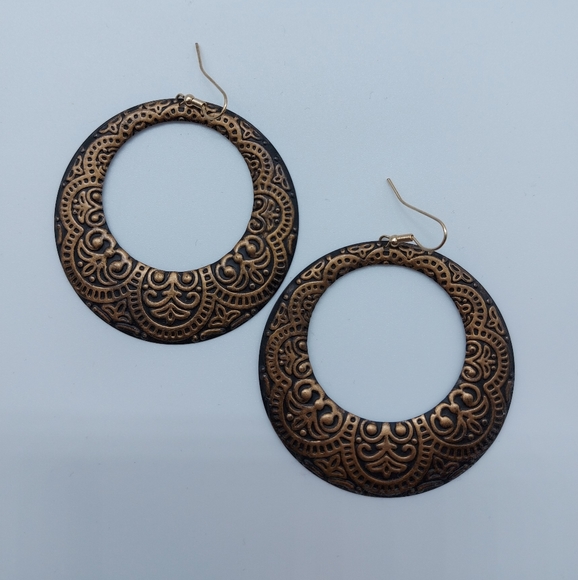 ⭐2 for $10⭐ Round black gold disc earrings - Picture 1 of 3